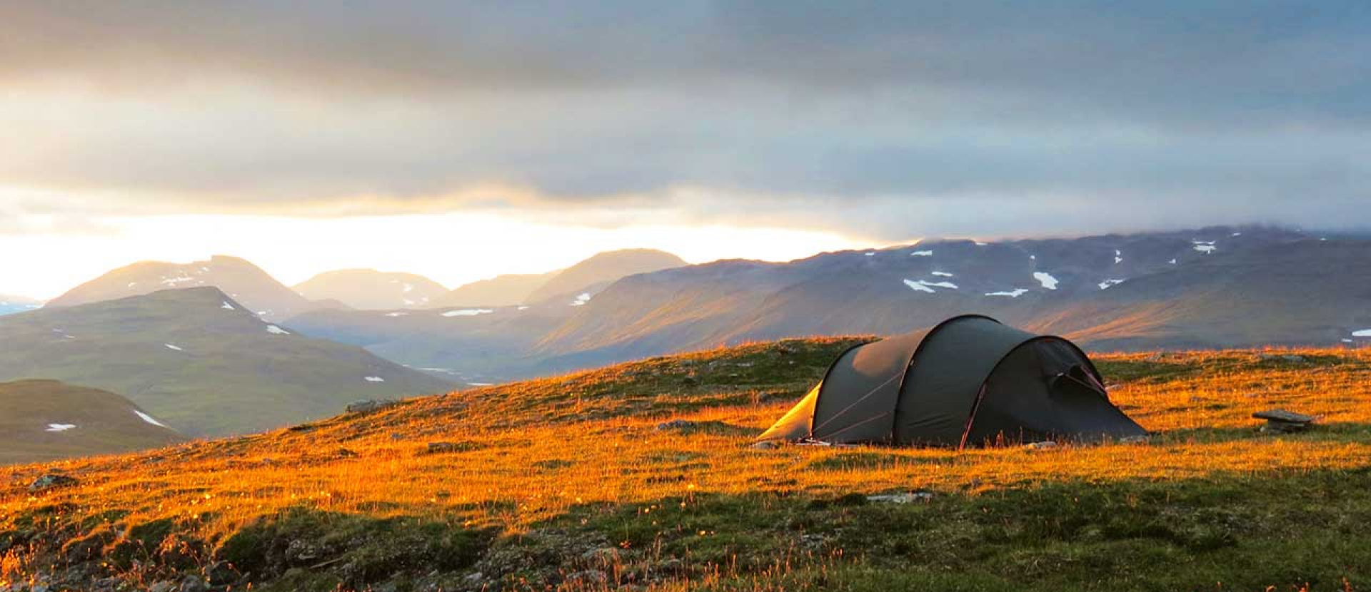 Lapland, wandelen over het Nordkalottleden, tent bij zonsondergang