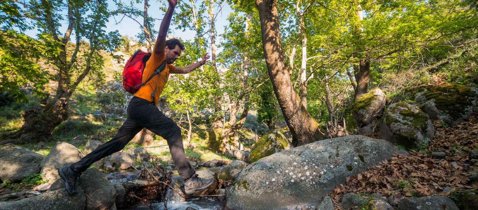 Ruben Drenth, man springt over stenen in Lesbos