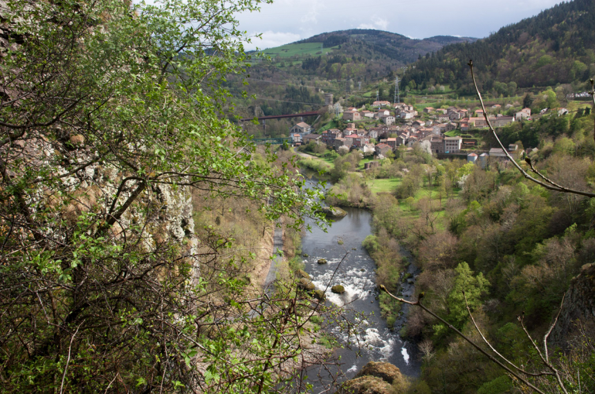 Auvergne-16-600x398.jpg De Allier heeft zich diep ingesleten in het landschap.