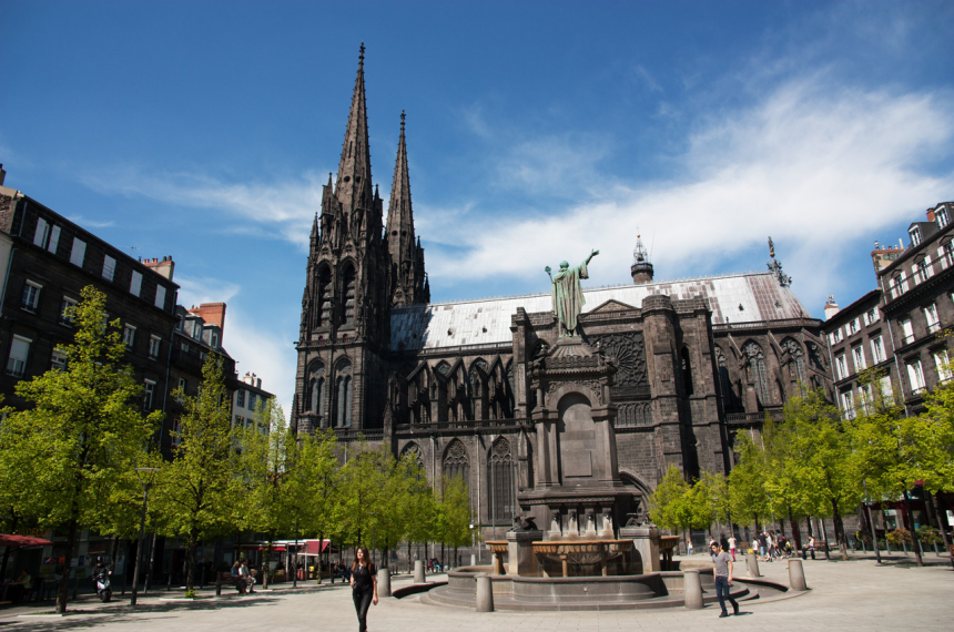 Auvergne-2-600x398.jpg De zwart basalten kerk van Clermont-Ferrand.