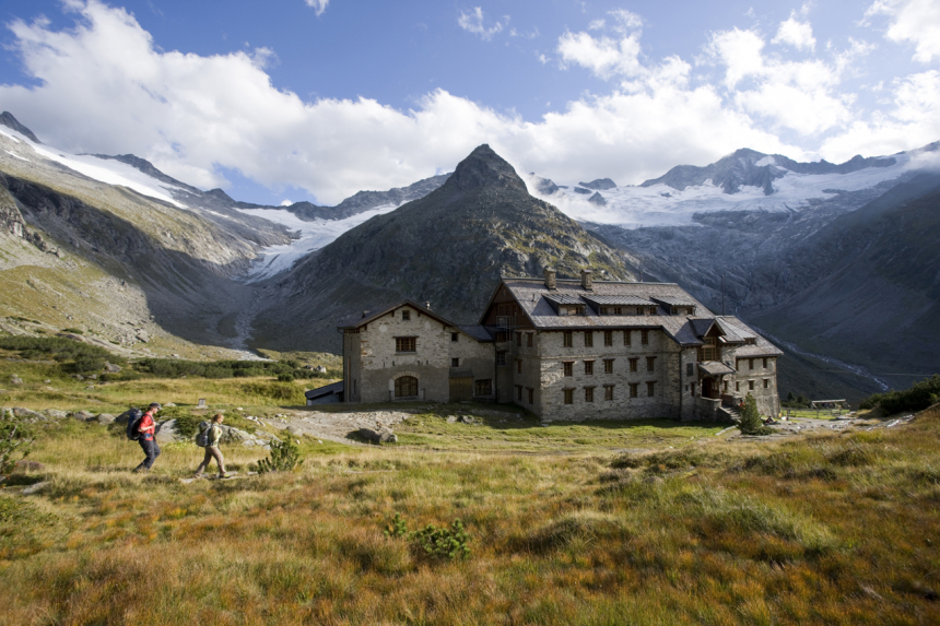 Die_Berliner_Hütte_am_Berliner_Höhenweg-600x400.jpg Wanderer bei der Berliner Hütte, Zillertaler Alpen, Tirol, Österreich.