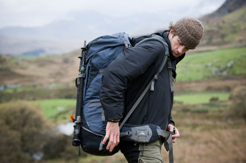 Wandelen met zware online rugzak